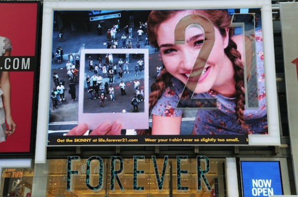 Forever times square billboard 600x398 На Таймс сквер появился щит с использованием дополненной реальности