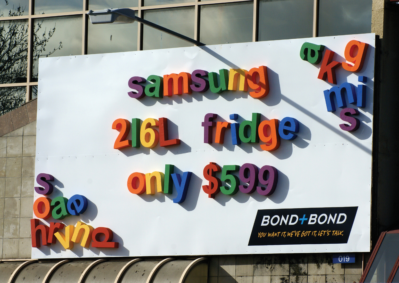 bond bond affichage billboard draftfcb NZ auckland letters ABC ambient marketing Магнитная доска 3 на 6   просто, эффективно и доступно