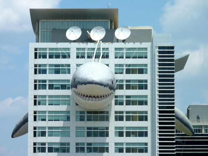 discovery channel shark building requin habillage pr stunt marketing alternatif affichage événementiel 2 Акула не дает покоя штаб квартире Discovery Channel