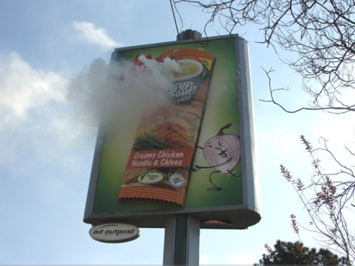 steaming sup a cup knorr za south africa billboard outdoor fumant ambient marketing alternatif soupe 2 Партизанские рекламные щиты тревожат пожарных