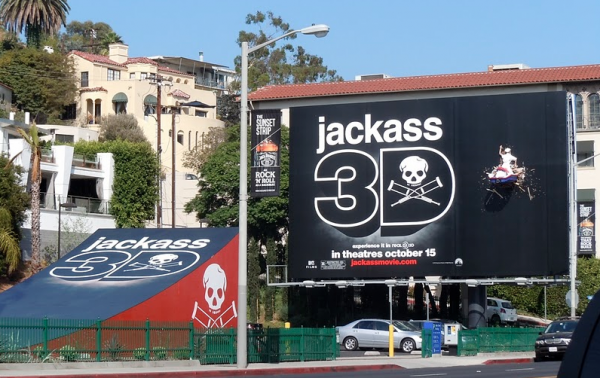 Jackass 3 3D film movie theater cinéma paramount MTV outdoor billboard johnny knoxville jetski stunt cascade 1 600x378 3D билборд для продвижения 3D фильма