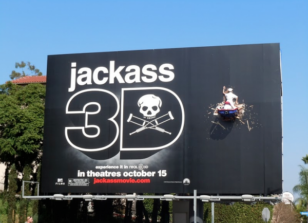 Jackass 3 3D film movie theater cinéma paramount MTV outdoor billboard johnny knoxville jetski stunt cascade 4 600x434 3D билборд для продвижения 3D фильма