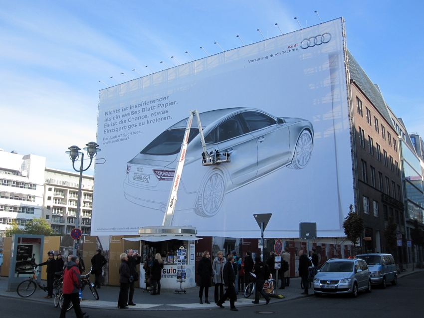 Гигантские граффити от Audi