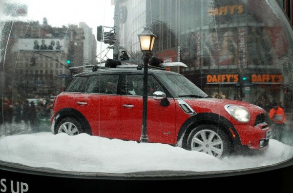 mini countryman herald square outdoor snow globe macys boule à neige voiture car 2 600x396 Мини в снежном шаре