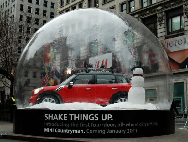 mini countryman herald square outdoor snow globe macys boule à neige voiture car 4 600x454 Мини в снежном шаре